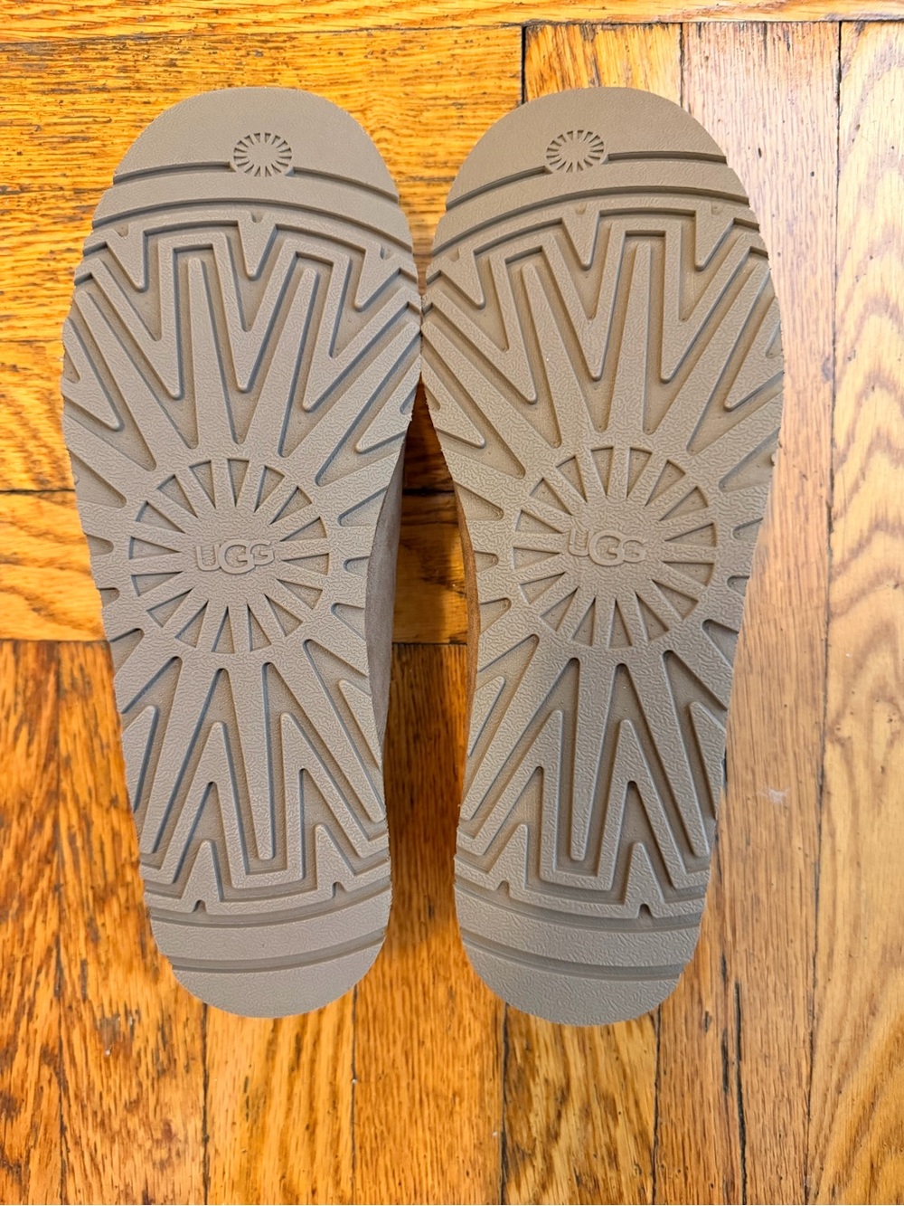 UGG Zora Loafer sz 9 - Picture 2 of 3